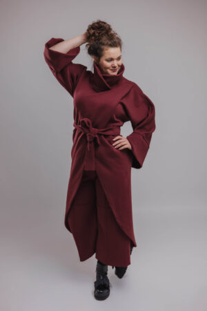 Bordové Kombo 3v1 Rinaya s tulipánovým prekrížením, kimonovým strihom, rolákovým golierom a viazaním v páse.